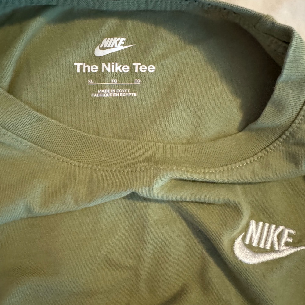 Nike t-shirt size XL size (16-18) girls or women’s Small - Picture 4 of 5